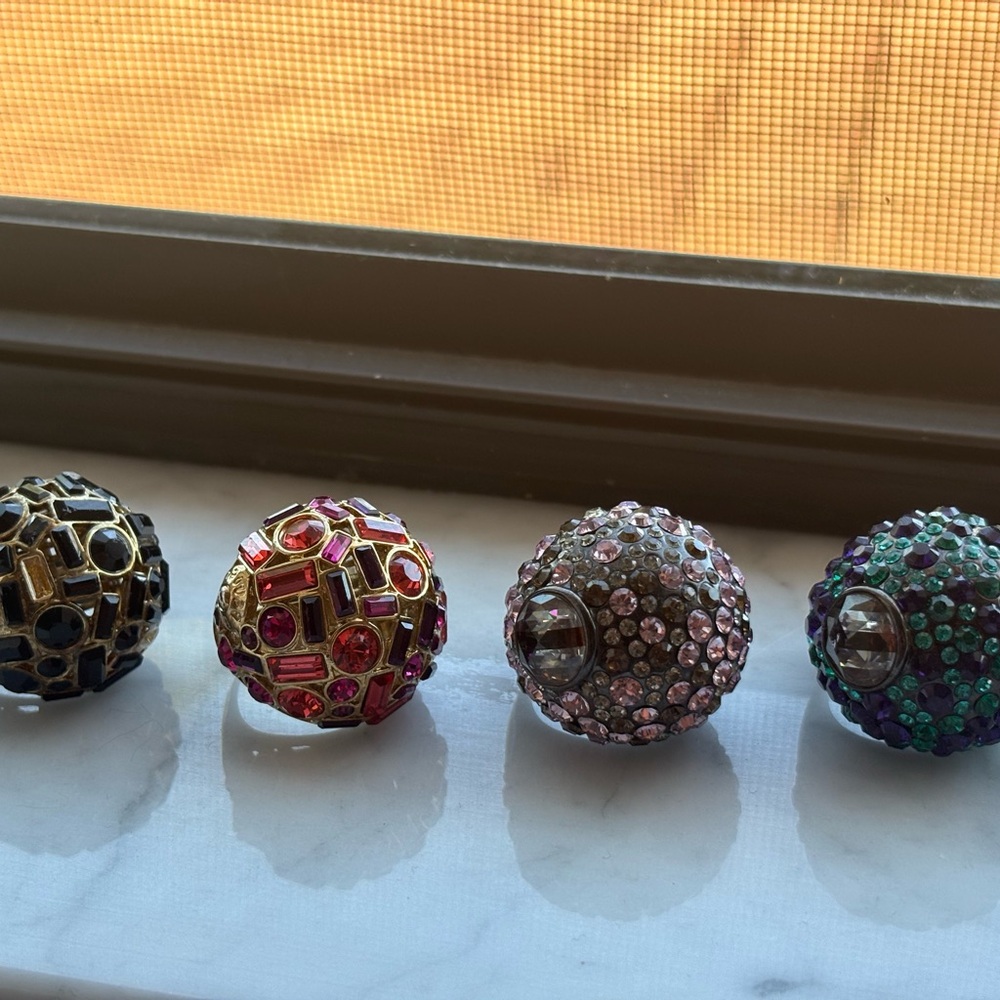 Henri Bendel set of 4 Crystal Ball Rings - Picture 2 of 3